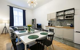Wawelove Spacious 3 Bedroom Apt 1 Min To Main Sq!